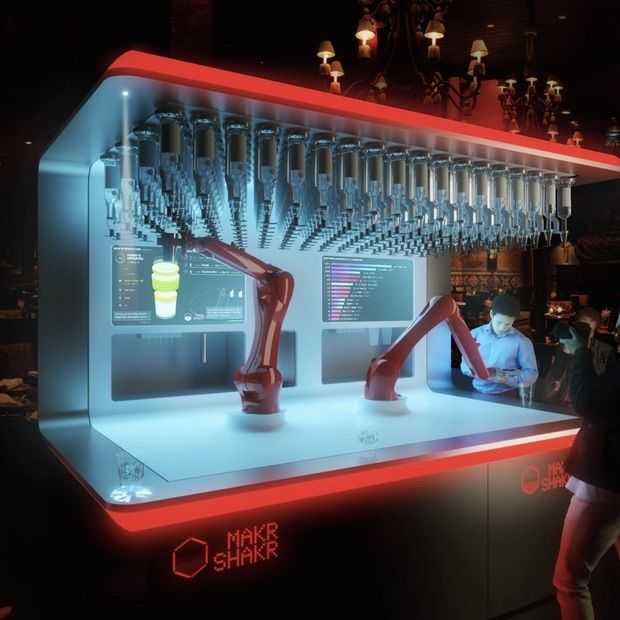 Deze Makr Shakr robot kan 120 perfecte cocktails per uur maken