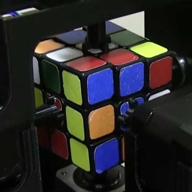Deze robot lost een Rubik's Cube op in 1 seconde