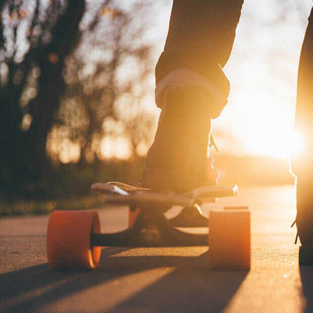 Goed nieuws: Handmaid's Tale seizoen 4, 6-jarig skateboardtalent en Among Us eindelijk naar PlayStation