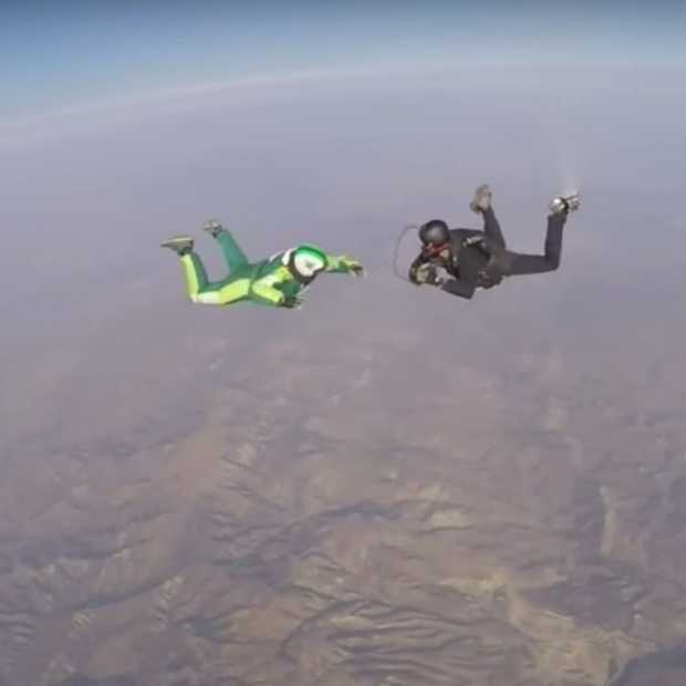 Skydiver maakt vrije val van 7,6 km zonder parachute
