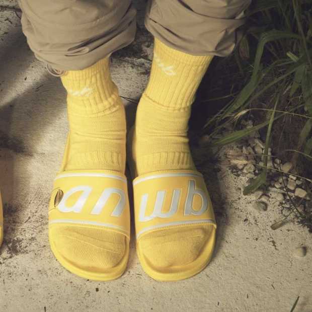 Leuk voor ANWB-stelletjes: de gele campingslippers en sokken met ANWB-logo