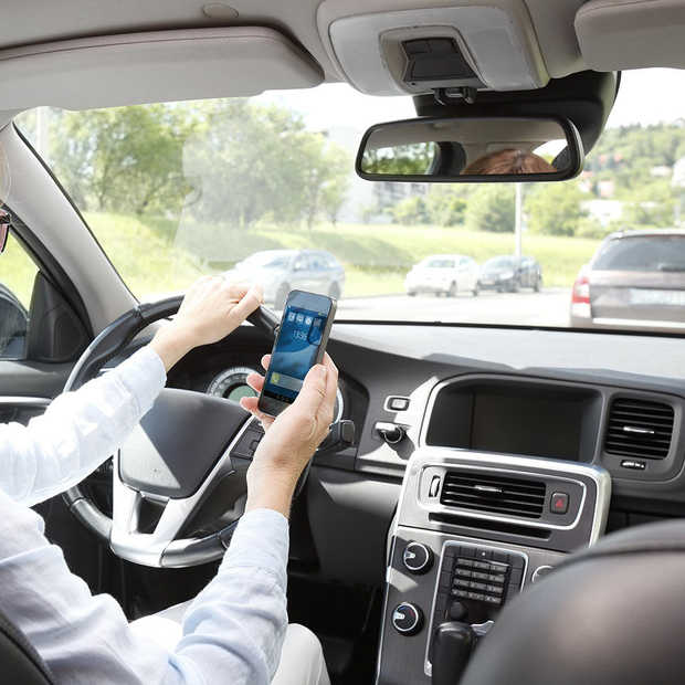 Smartphonegebruik en bumperkleven grootste irritaties op de weg