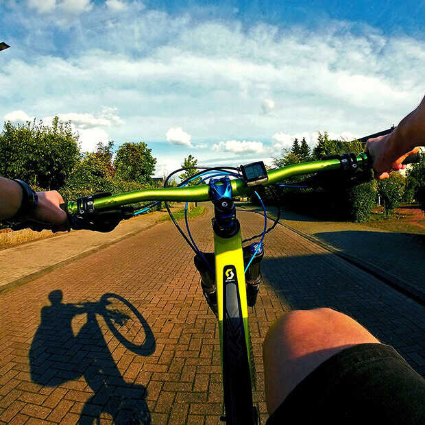​Zo gebruik je je telefoon op de fiets zonder dat je wordt beboet