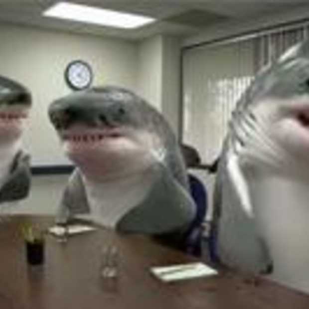 Snickers publiceert controversiële nieuwe reclame met haaien
