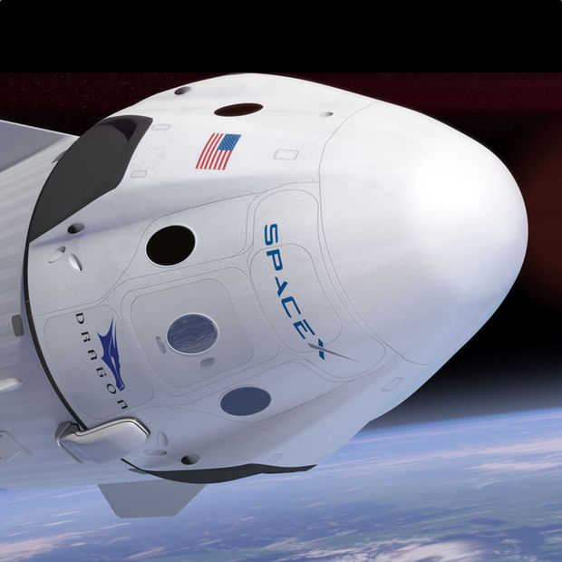 SpaceX vliegt eind 2018 twee toeristen rond de maan