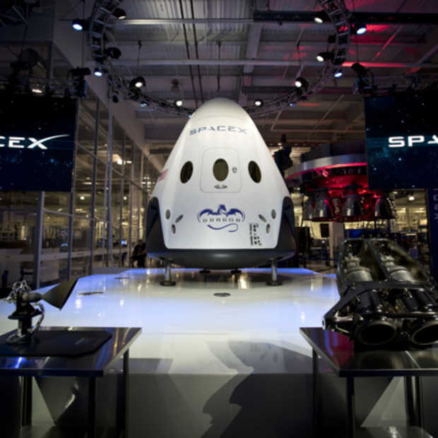 SpaceX showt next-gen ruimteschip: Dragon V2 