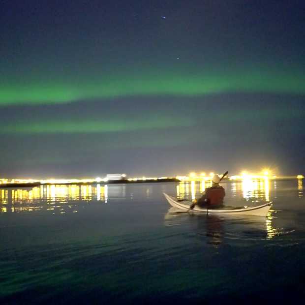 Surfen en kajakken onder het noorderlicht in IJsland