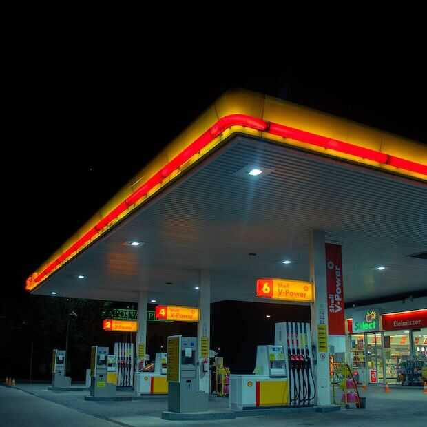 Benzine kost nu twee euro per liter