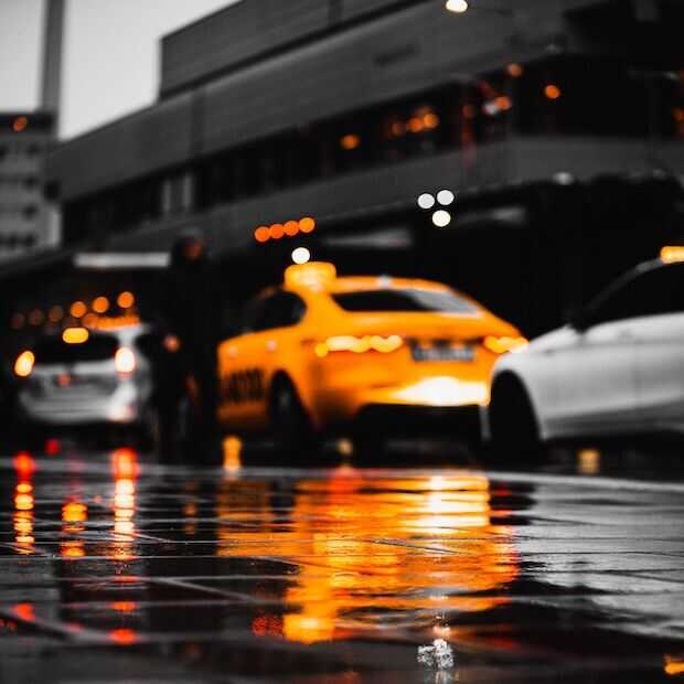 Agenten houden zelfrijdende taxi aan