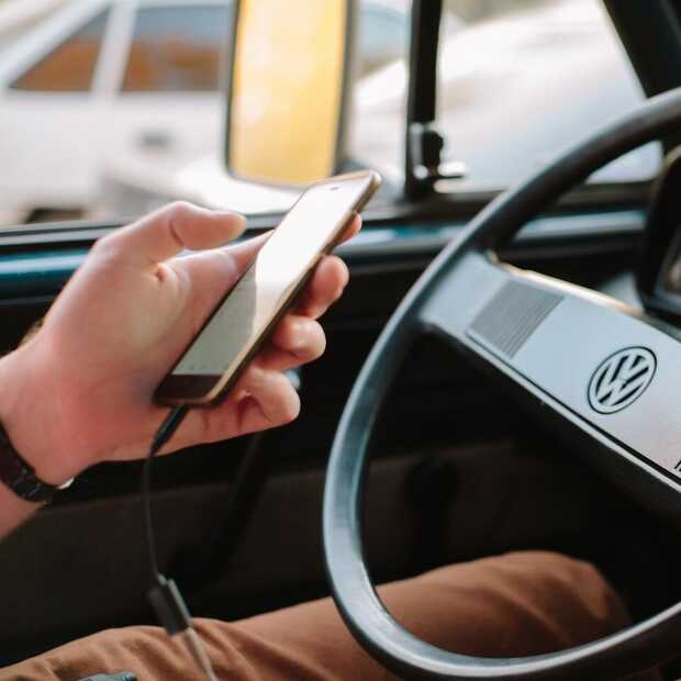 Digitale camera's delen boetes uit als je je telefoon vasthoudt tijdens het rijden