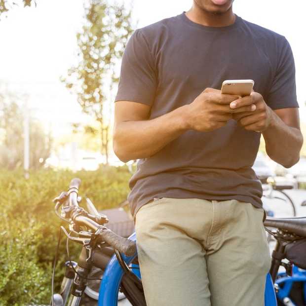Minder Nederlanders gebruiken smartphone op de fiets