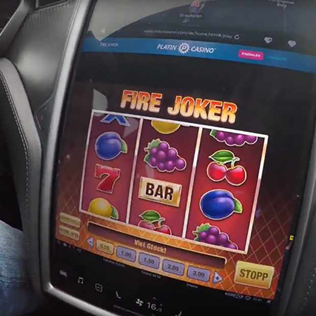 Online gamen tijdens het autorijden: Tesla staat het toe
