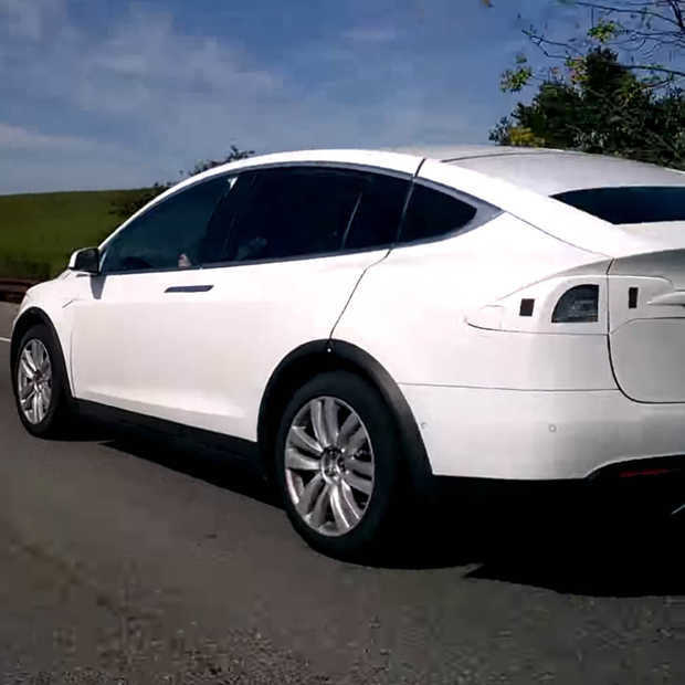 Autopilot-functie van Tesla redt leven door naar eerste hulp te rijden