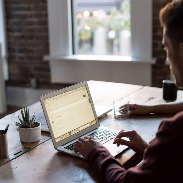 Thuiswerken: zo creëer je een gezonde en productieve werkomgeving (4 tips)