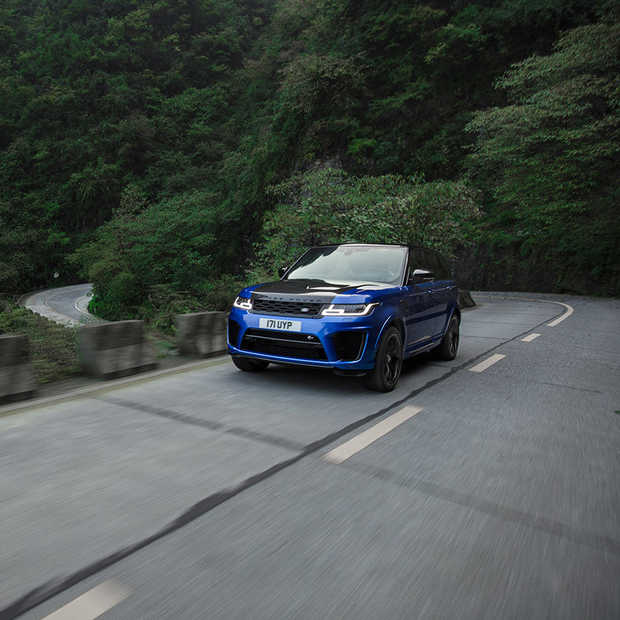 Range Rover Sport SVR verslaat Ferrari op Tianmen Road in China