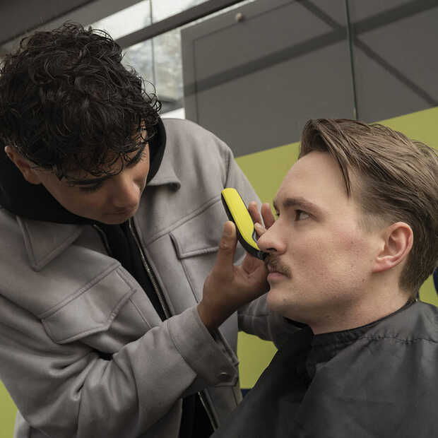 Een pop-up barber op tramstation Leidseplein