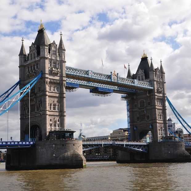 Tower Bridge opent glazen vloer 42 meter boven de Thames