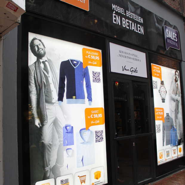 Winkelen met je smartphone in Pop-Up Store Van Gils