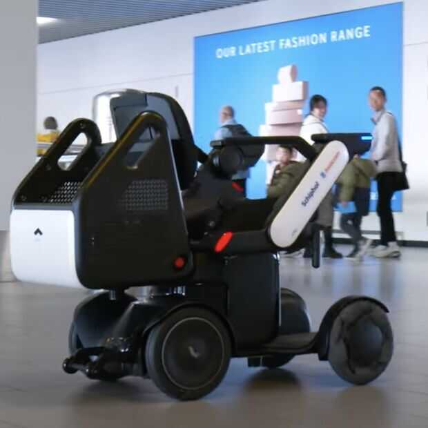 Proef met zelfrijdende rolstoelen op Schiphol