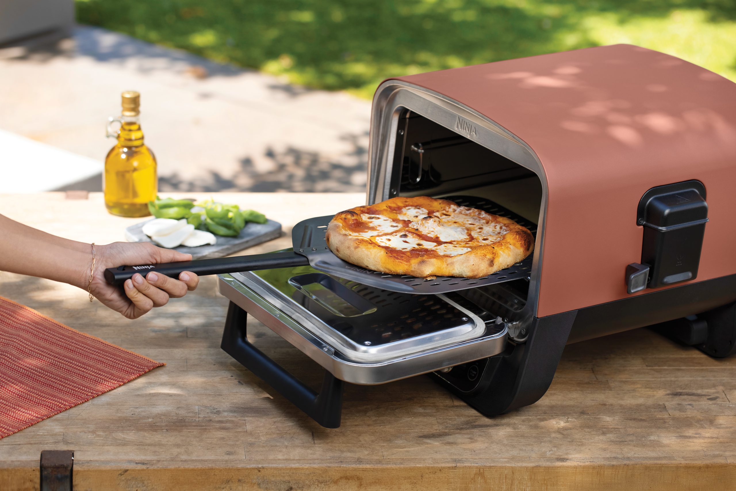 Ninja-OO101UK-InUse-Pizza-out-of-unit-1