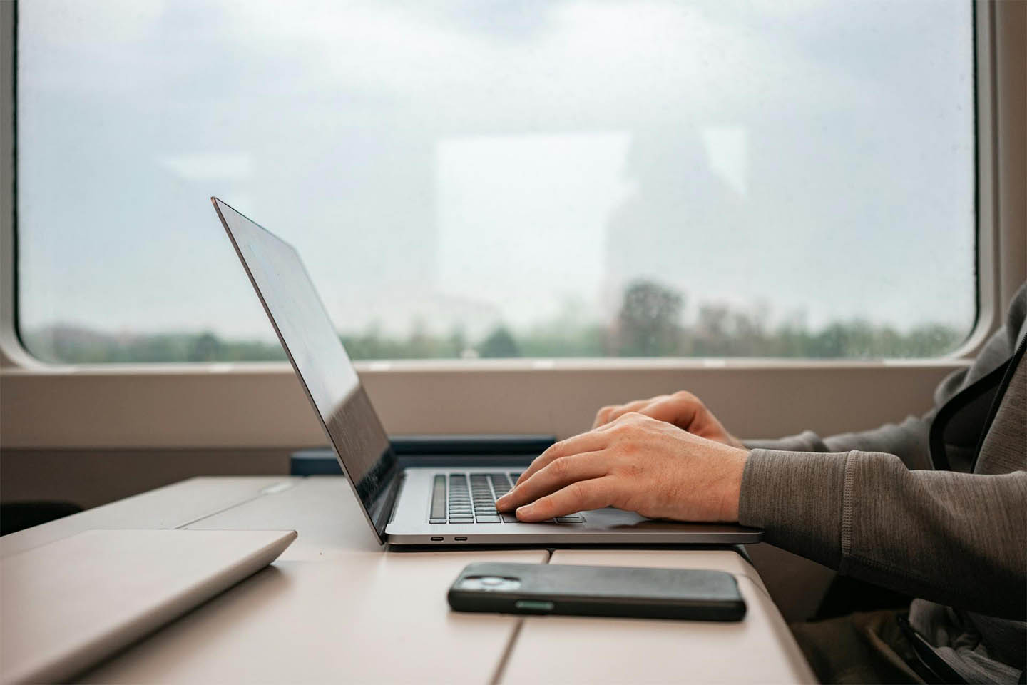 Eenvoudige tips voor meer privacy tijdens het reizen met openbaar vervoer