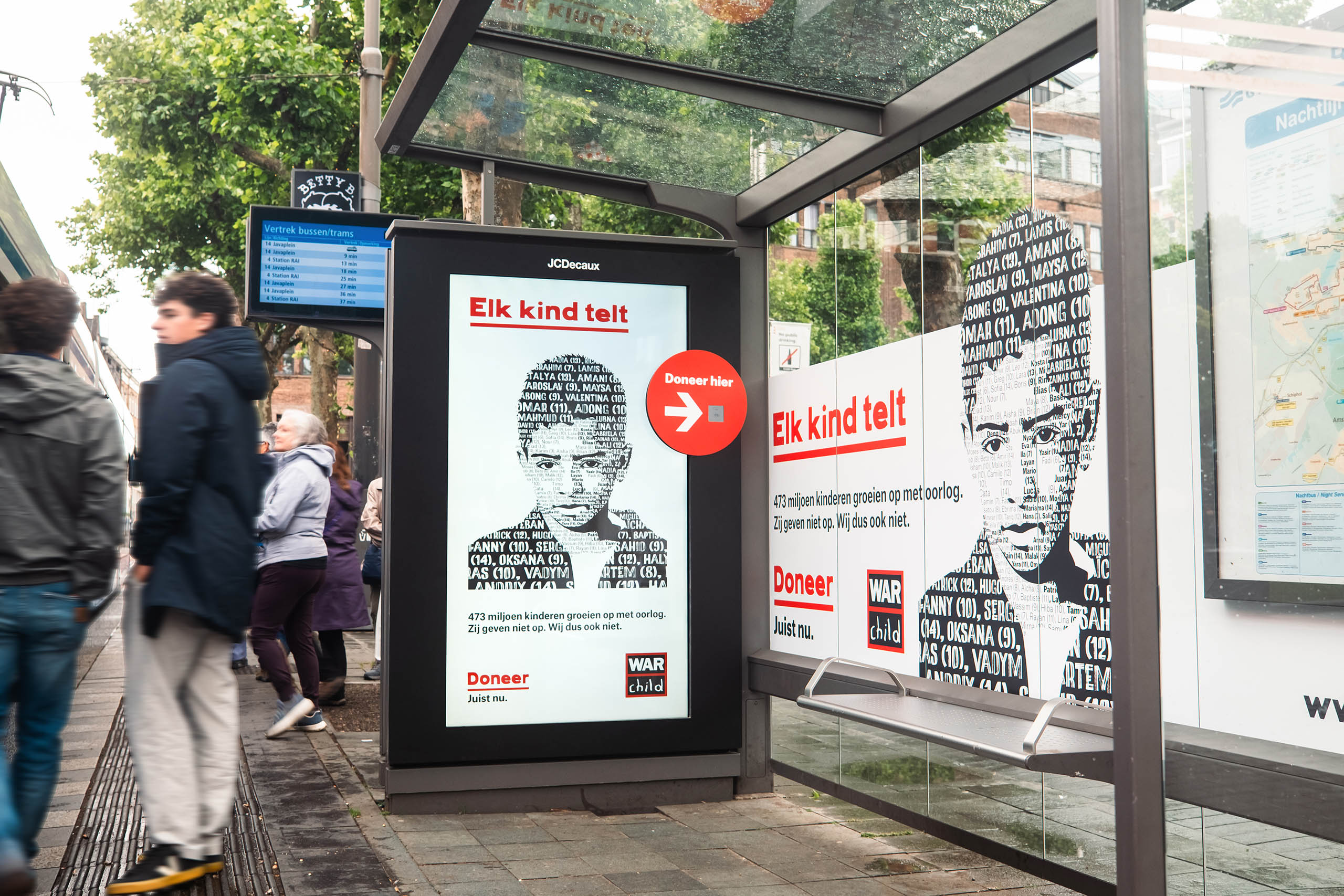 Een bushokje met ingebouwde doneerzuil voor War Child