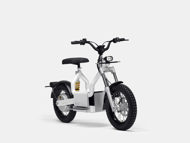 Moped, een elektrische brommer in combinatie met een Polestar