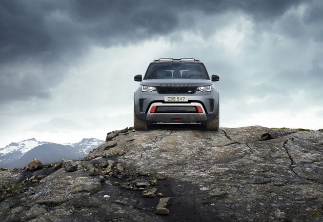 2_LAND-ROVER-DISCOVERY-SVX-DEBUTEERT-OP-IAA