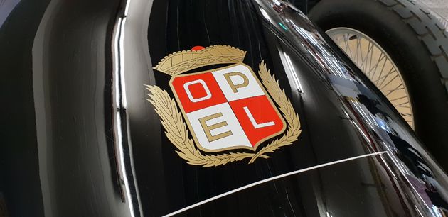 Het prachtige klassieke logo van Opel