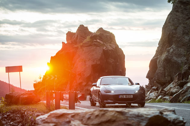 Mazda MX-5 in het late avond licht op de Transfagarasan Road in Roemenie