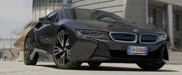 De BMW i8 zoals hij op ons stond te wachten in MIlaan