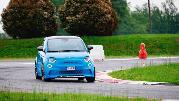 Abarth 500e op het circuit van Balocco, muisstil en optioneel met geluid