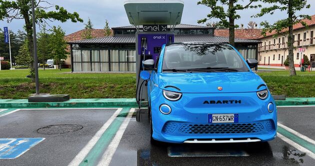 De Abarth 500e aan de stekker op Balocco, de proving ground van Stellantis in Itali\u00eb
