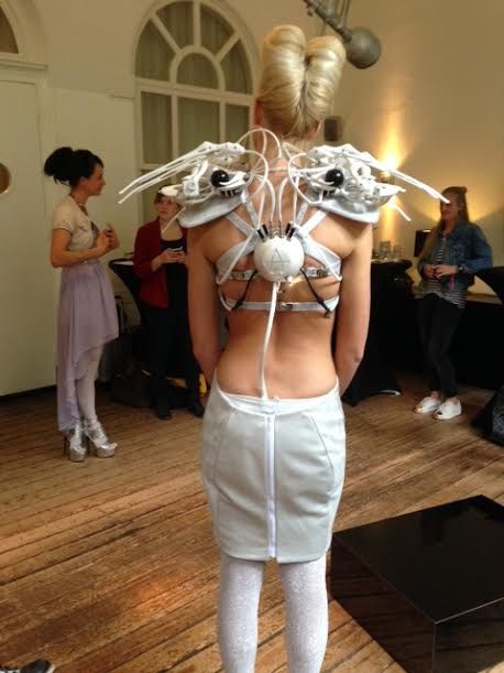 De achterkant van de high tech Spider Dress