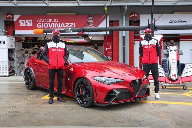 Beide coureurs bij de razendsnelle Alfa Romeo Giulia GTAm