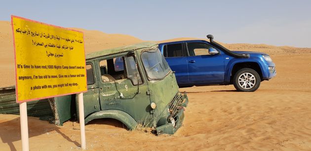 Ergens onderweg de oase van 1001 nights is deze vrachtauto blijven steken