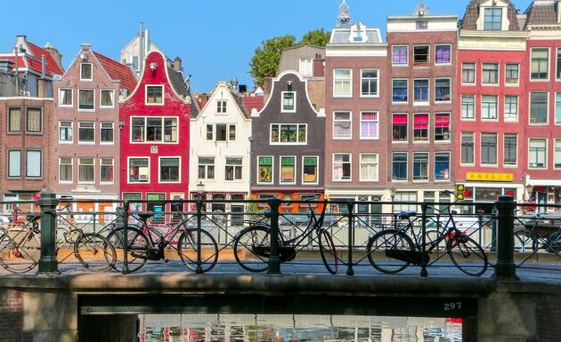 In steden als Amsterdam zijn de sharing platforms zoals Airbnb al gebonden aan regels.