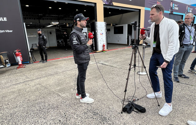 Antonio Felix da Costa, de andere coureur van Techeetah in gesprek met media uit Nederland