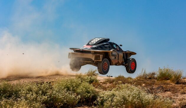 De nieuwe hybride rallybuggy van Audi maakt zijn debuut in Marokko