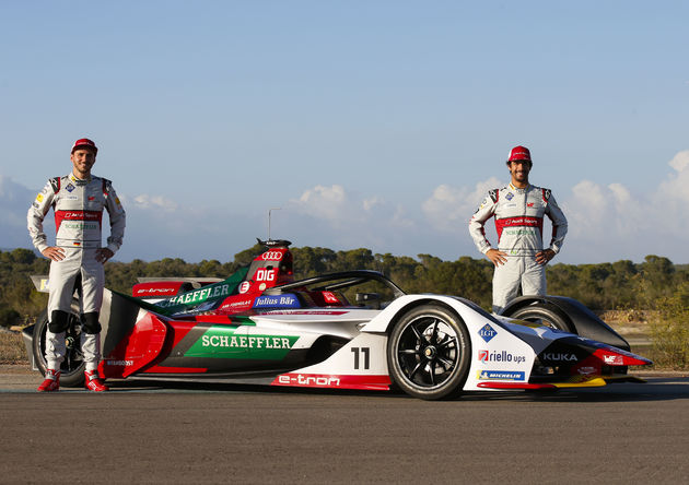 <i>Daniel Abt en Lucas di Grassi bij de nieuwe FE05.</i>