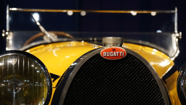 Op een gele Bugatti