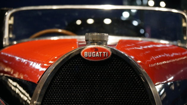 Op een rode Bugatti