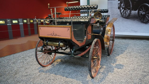 De oudste `auto` van het museum: Peugeot Phaetonnet Type 8 (1893) snelheid 20 km\/u