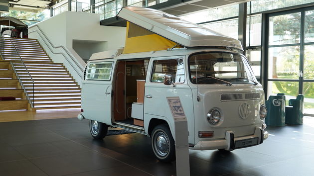 Volkswagen eert hun kampeerauto (Transporter) ook bekend als de `Bulli`
