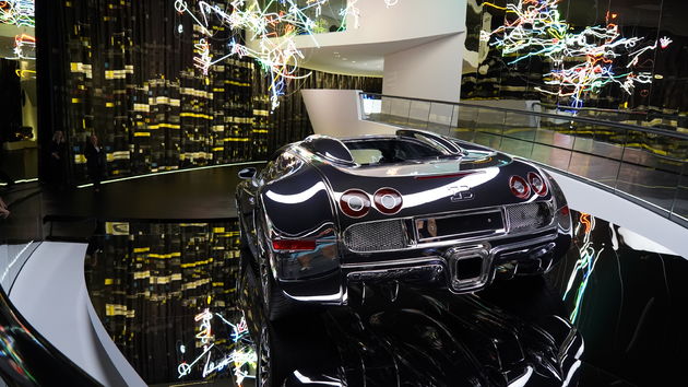 Zilverkleurige Bugatti in een zwart spiegel decor
