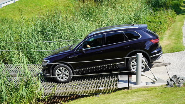 Over een hangbrug rijden