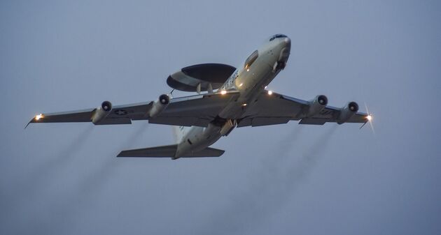 De motoren van de AWACS zijn bijzondere luidruchtig.