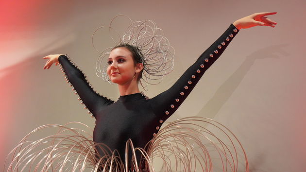 Danseres tijdens het Triadisch Ballet