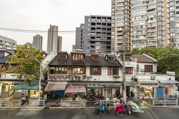 En wie naar buiten kijkt is weer terug in Shanghai