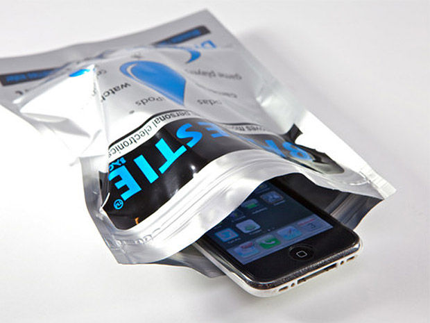 Smartphone te water geweest? Er is hoop, met een dry out bag van Bheestie!